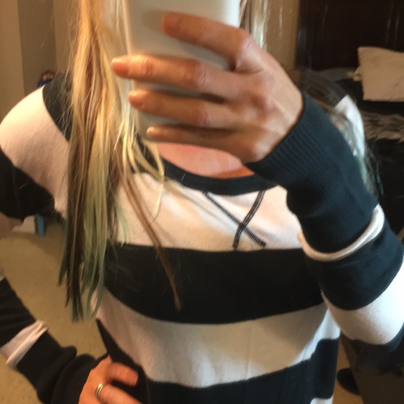 Like new sweater by Hurley - Picture 4 of 8